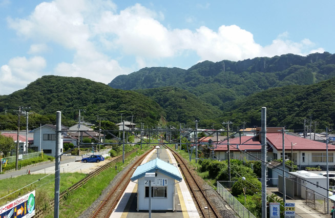 浜金谷駅からみえる山の風景